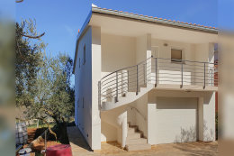 Apartmány Limun - apartmán A5 s garáží (bílá budova), Tkon, ostrov Pašman, Chorvatsko