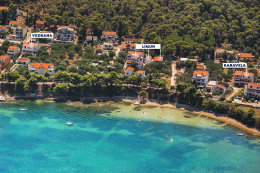 Tkon - letecký pohled na pláž Plažine, ostrov Pašman, Chorvatsko