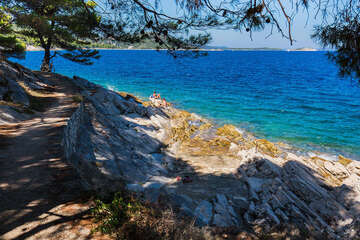 Sali - skalnaté pláže a betonová mola, ostrov Dugi Otok, Chorvatsko