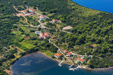 Letecký pohled na osadu Polje (Veli Rat) nedaleko písečné pláže Sakarun, ostrov Dugi otok, Chorvatsko