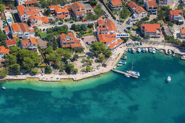 Brodarica - letecký pohled, Šibenická riviéra, Chorvatsko