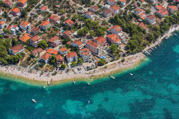 Brodarica - letecký pohled, Šibenická riviéra, Chorvatsko