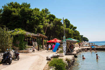 Murter - oblázková pláž Čigrađa, ostrov Murter, Chorvatsko