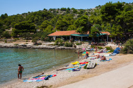 Murter - oblázková pláž Čigrađa, ostrov Murter, Chorvatsko