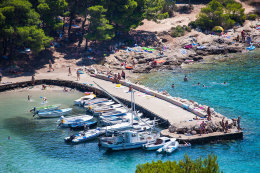 Murter - oblázková pláž Čigrađa, ostrov Murter, Chorvatsko