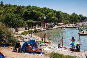 Murter - oblázková pláž Čigrađa, ostrov Murter, Chorvatsko