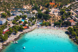 Murter - písčitooblázková pláž Slanica, ostrov Murter, Chorvatsko