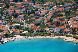 Murter - městská pláž Luke - letecký pohled, ostrov Murter, Chorvatsko