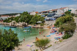 Kanica - hlavní oblázková pláž (v zátoce Rina), Šibenická riviéra, Chorvatsko