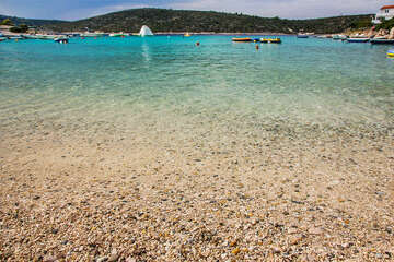 Kanica - hlavní oblázková pláž (v zátoce Rina), Šibenická riviéra, Chorvatsko