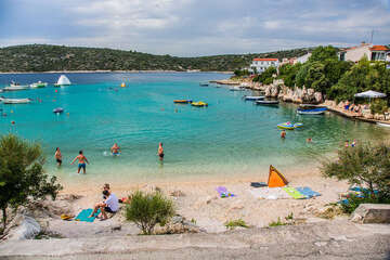 Kanica - hlavní oblázková pláž (v zátoce Rina), Šibenická riviéra, Chorvatsko