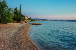 Oblázková pláž Starigrad, Zadarská riviéra, Chorvatsko