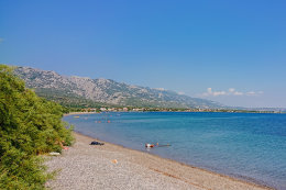 Oblázková pláž Starigrad, Zadarská riviéra, Chorvatsko