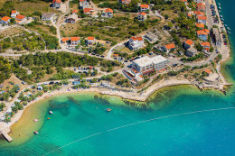 Pláže Novigrad - letecký pohled, Zadarská riviéra, Chorvatsko