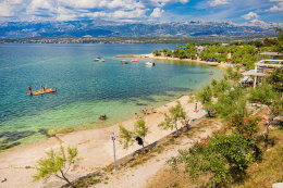 Novigrad - písčitooblázková pláž, Zadarská riviéra, Chorvatsko