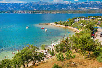 Novigrad - písčitooblázková pláž, Zadarská riviéra, Chorvatsko