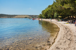 Písčitooblázková pláž, Posedarje, Zadarská riviéra, Chorvatsko