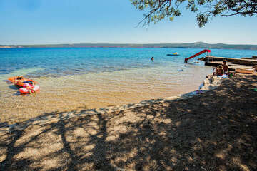 Soukromá pláž pro hosty penzionu Adria Haus, Posedarje, Zadarská riviéra, Chorvatsko