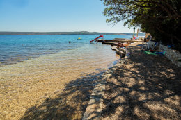 Soukromá pláž pro hosty penzionu Adria Haus, Posedarje, Zadarská riviéra, Chorvatsko