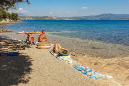 Soukromá pláž pro hosty penzionu Adria Haus, Posedarje, Zadarská riviéra, Chorvatsko