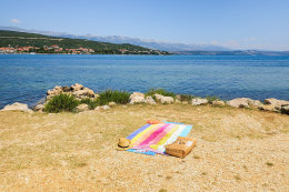 Písečná pláž na ostrůvku s kostelíkem Sv. Duha, Posedarje, Zadarská riviéra, Chorvatsko