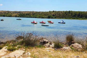 Písečná pláž na ostrůvku s kostelíkem Sv. Duha, Posedarje, Zadarská riviéra, Chorvatsko