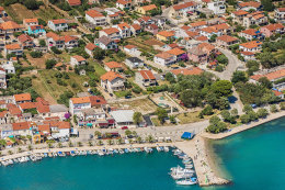 Pláže Posedarje - letecký pohled, Zadarská riviéra, Chorvatsko