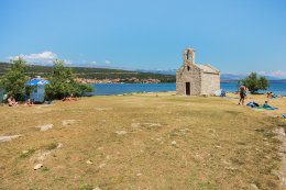 Písečná pláž na ostrůvku s kostelíkem Sv. Duha, Posedarje, Zadarská riviéra, Chorvatsko