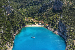 Pláže Pokrivenik - letecký pohled, ostrov Hvar, Chorvatsko