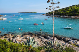 Pláže Milna, ostrov Vis, Chorvatsko