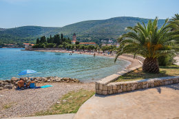 Oblázková pláž Prilovo, město Vis, ostrov Vis, Chorvatsko