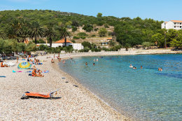 Oblázková pláž Prilovo, město Vis, ostrov Vis, Chorvatsko