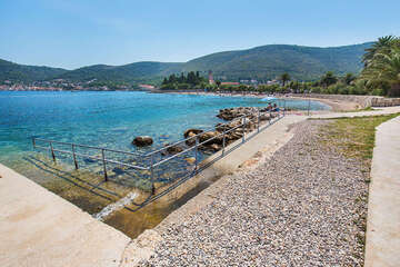 Oblázková pláž Prilovo - přístup do moře pro invalidy, město Vis, ostrov Vis, Chorvatsko