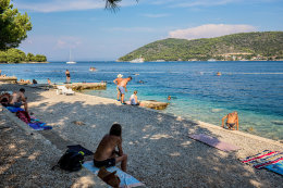 Oblázková pláž Prilovo, město Vis, ostrov Vis, Chorvatsko