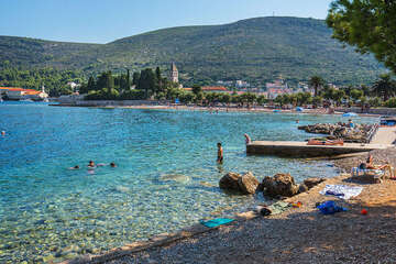 Oblázková pláž Prilovo, město Vis, ostrov Vis, Chorvatsko