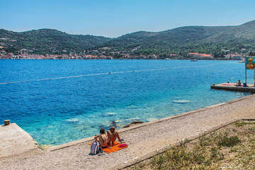 Oblázková pláž Prilovo, město Vis, ostrov Vis, Chorvatsko