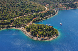 Pláže města Vis - letecký pohled, ostrov Vis, Chorvatsko