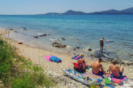 Biograd na Moru - oblázková pláž u mobilhomů Kum, Chorvatsko