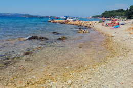 Biograd na Moru - oblázková pláž u mobilhomů Kum, Chorvatsko