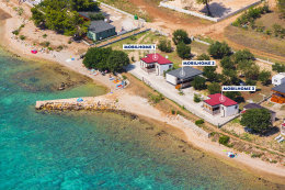 Biograd na Moru - oblázková pláž u mobilhomů Kum, Chorvatsko