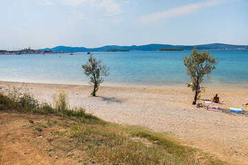 Biograd na Moru - oblázková pláž u mobilhomů Maar, Chorvatsko