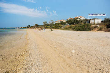 Biograd na Moru - oblázková pláž u mobilhomů Maar, Chorvatsko