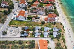 Biograd na Moru - oblázková pláž u mobilhomů Maar, Chorvatsko