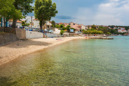 Šilo - písečná pláž s betonovým molem, ostrov Krk, Chorvatsko