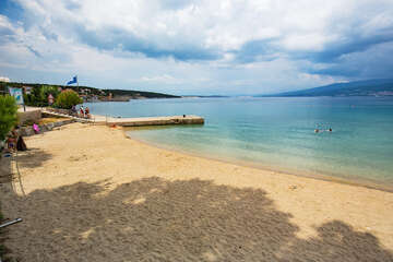 Šilo - písečná pláž s betonovým molem, ostrov Krk, Chorvatsko