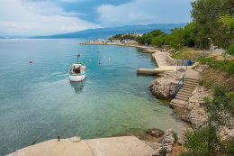 Šilo - betonová mola, ostrov Krk, Chorvatsko	