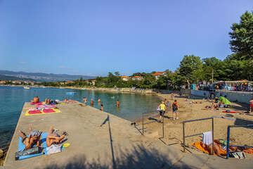 Šilo - písečná pláž s betonovým molem, ostrov Krk, Chorvatsko