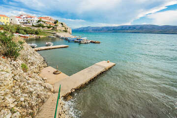 Dražica - koupání pod domy v letovisku, ostrov Pag, Chorvatsko