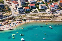 Pláže města Pag - letecký pohled, ostrov Pag, Chorvatsko