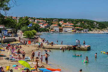 Šilo - písečná pláž s betonovým molem, ostrov Krk, Chorvatsko	